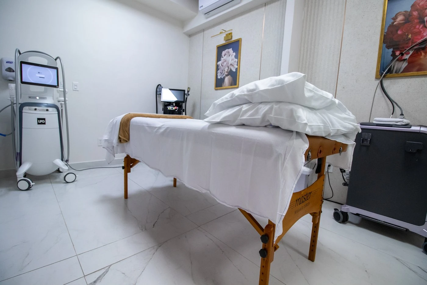 Laser & Treatment Room